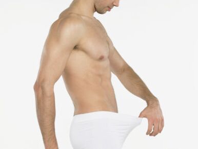 Un hombre quiere agrandar su pene por su cuenta.